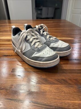 Nike Boys Low-Top Sneakers in Gray and White
